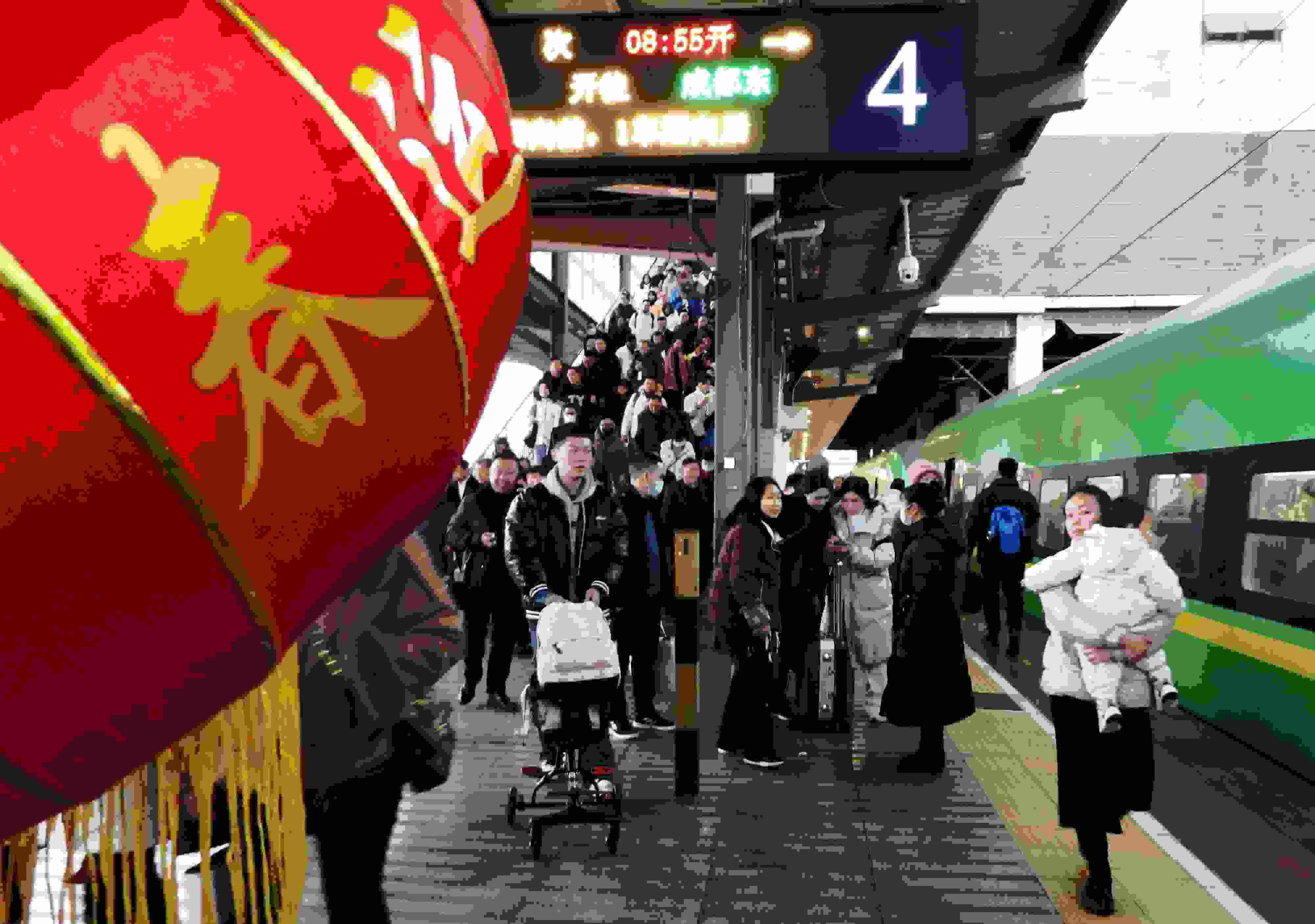 △ 2024年1月26日，四川省達(dá)州市車(chē)站，準(zhǔn)備乘坐“復(fù)興號(hào)”動(dòng)車(chē)組列車(chē)出行的旅客。