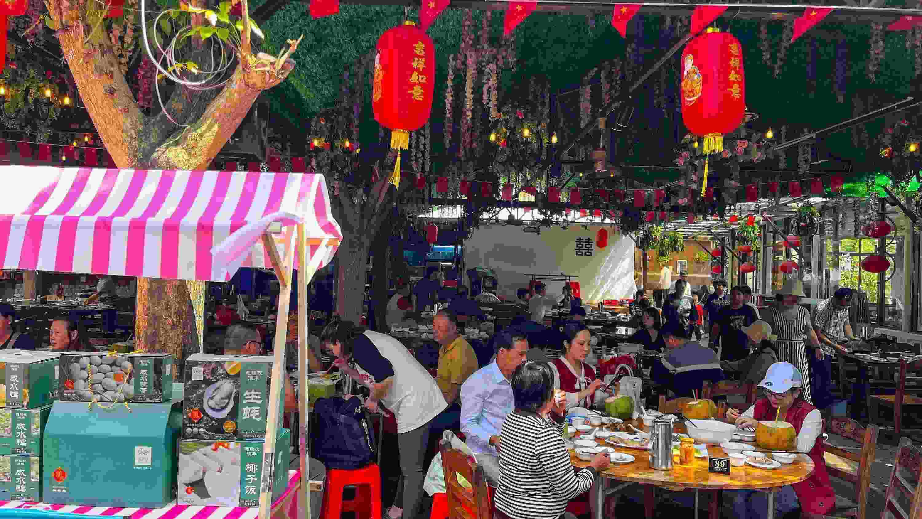 △ 2024年2月17日，春節(jié)假期最后一天，?？卩l(xiāng)村旅游持續(xù)火爆，眾多游客前往漁家樂(lè)品嘗特色海鮮和鄉(xiāng)村美食。