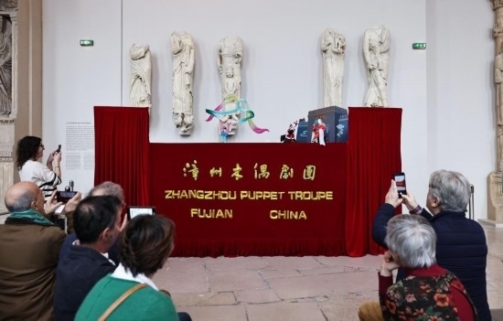 2月10日，在位于法國(guó)巴黎埃菲爾鐵塔附近的“建筑與遺產(chǎn)之城”博物館，觀眾欣賞漳州布袋木偶戲。新華社記者高靜攝