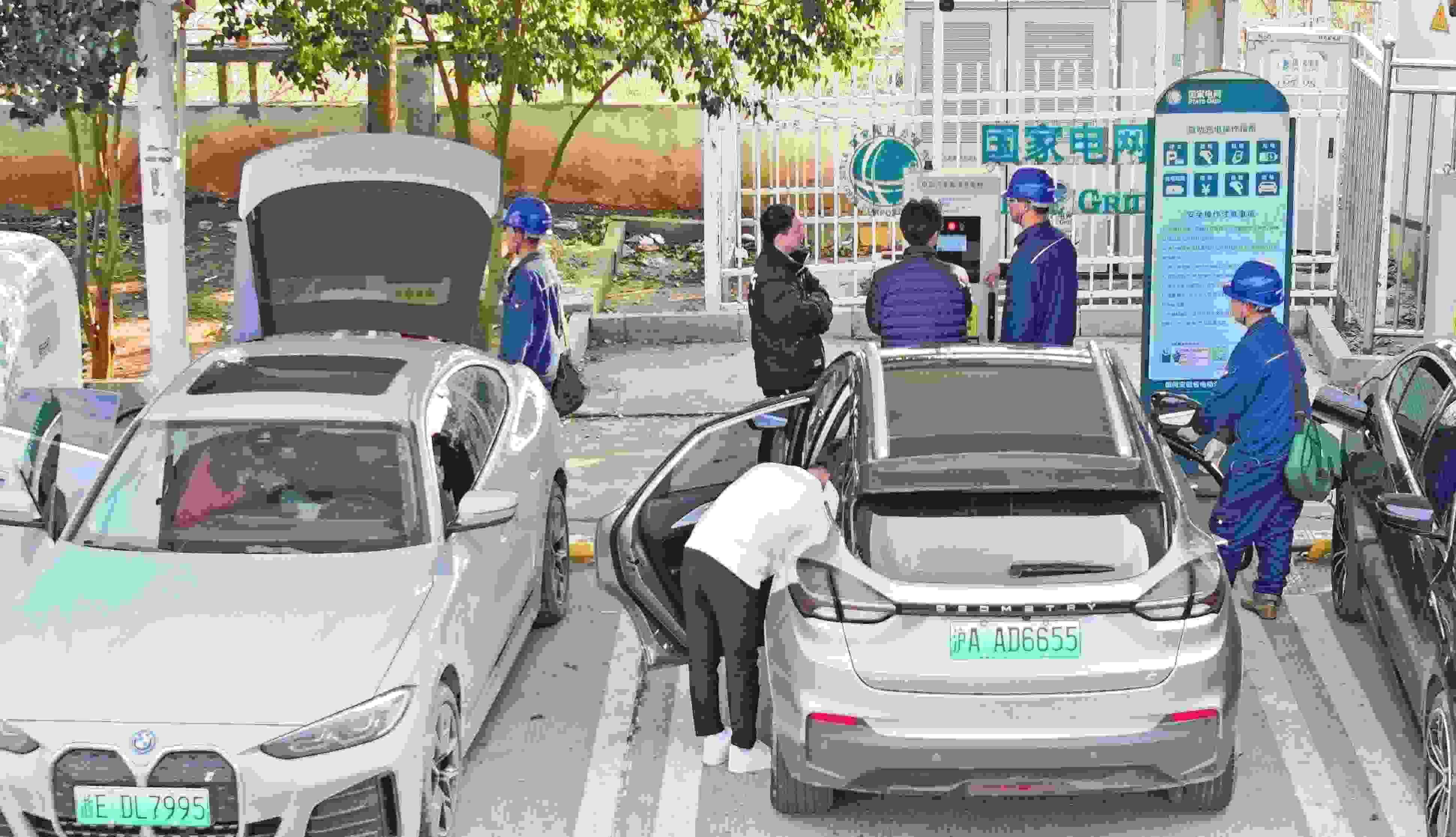 △ 2024年2月17日，安徽滁州來(lái)安縣大英鎮(zhèn)境內(nèi)的G36寧洛高速曹莊服務(wù)區(qū)，滁州市供電公司工作人員協(xié)助電動(dòng)汽車(chē)車(chē)主高效解決充電中遇到的問(wèn)題。