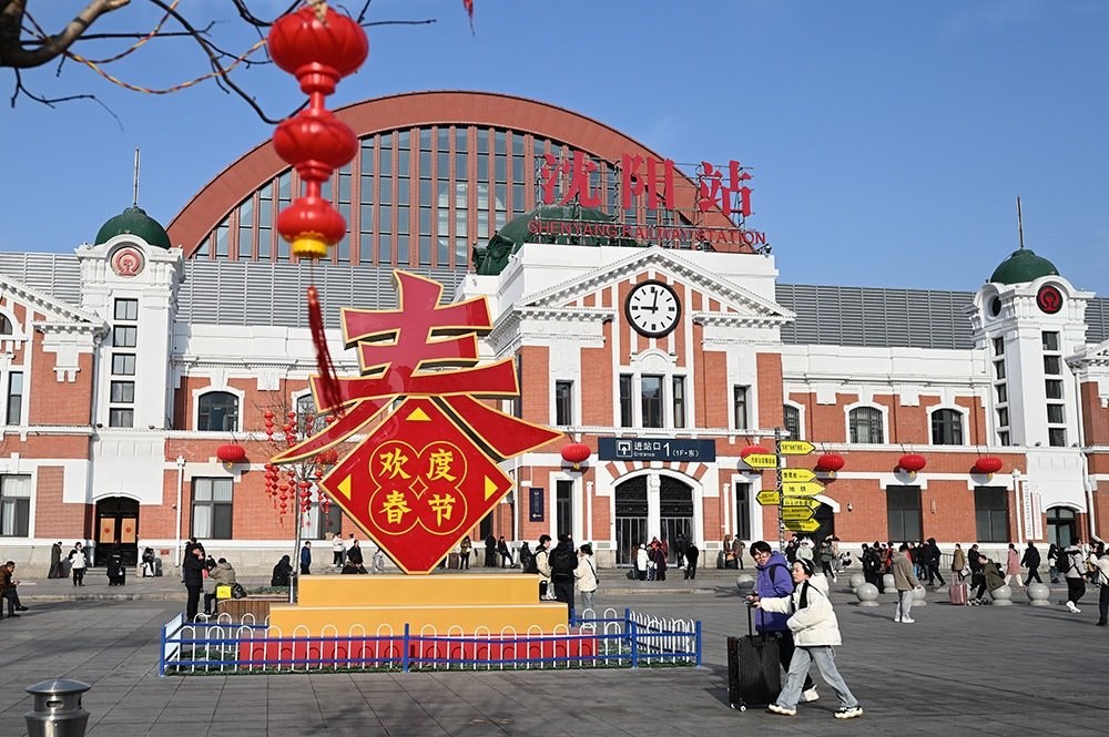 △ 2024年2月17日，沈陽站，人們拉著大大小小的行李箱，踏上了龍年新征程。