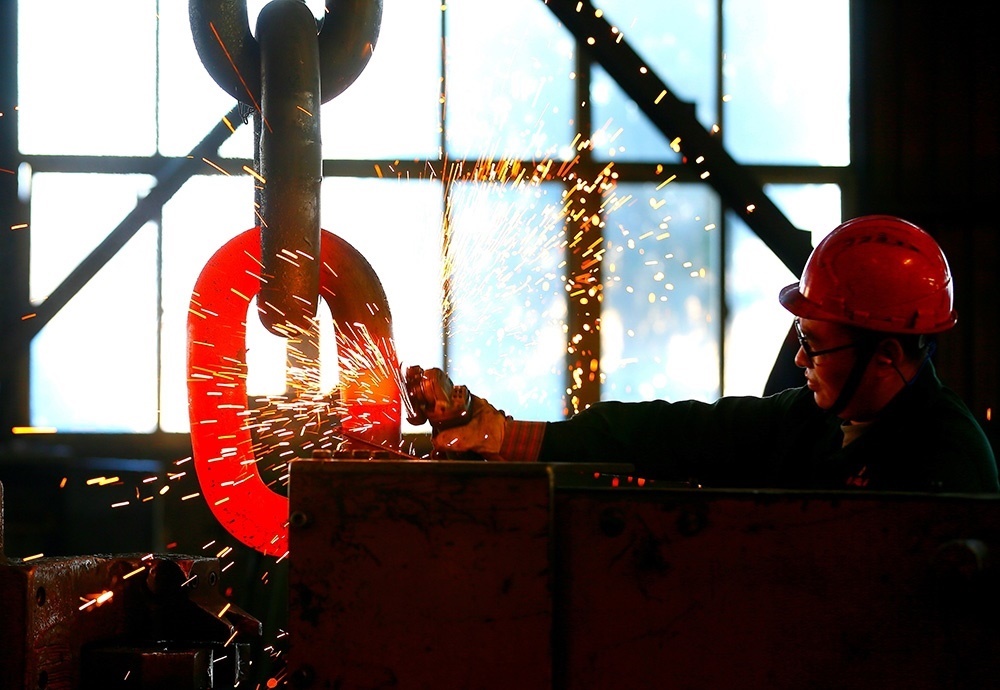 △ 2024年2月17日，青島市，即墨區(qū)靈山街道一家錨鏈企業(yè)，工人正在忙碌。