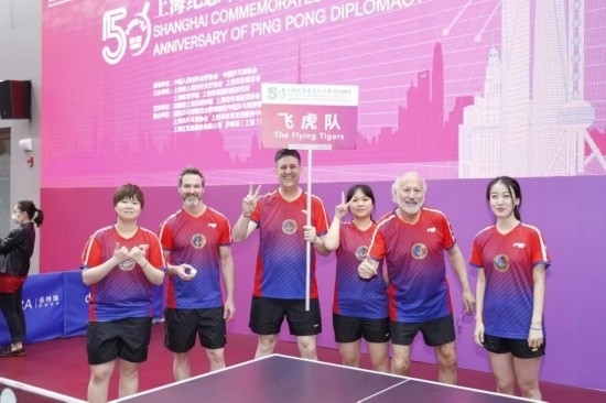 2021年，歐君廷（左三）參加上海紀(jì)念中美乒乓外交50周年活動