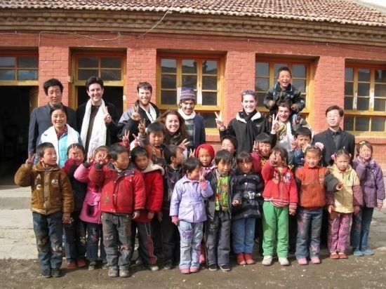 2008年，歐君廷帶領(lǐng)美國大學(xué)生到甘肅一所村辦小學(xué)訪問教課