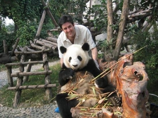 2006年，歐君廷在四川成都和熊貓合影