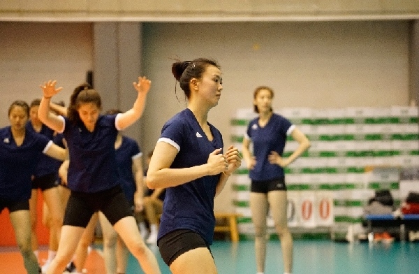 張常寧（右二）在訓(xùn)練中。人民網(wǎng)記者李乃妍攝