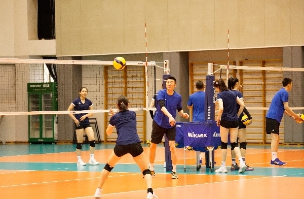 女排隊(duì)員在訓(xùn)練中。人民網(wǎng)記者李乃妍攝