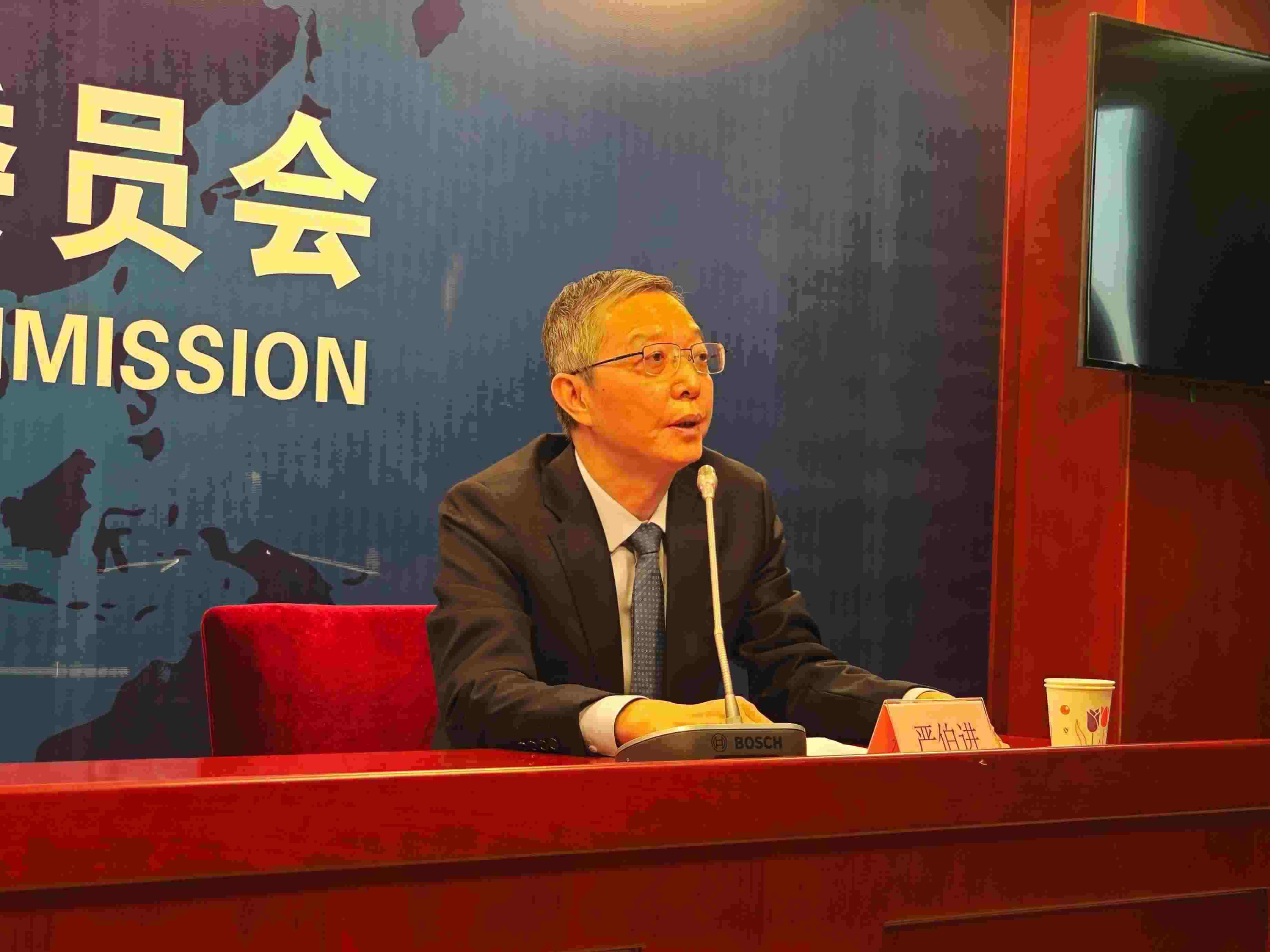 2月23日，嚴(yán)伯進(jìn)在證監(jiān)會(huì)例行新聞發(fā)布會(huì)現(xiàn)場。 人民網(wǎng) 黃盛 攝