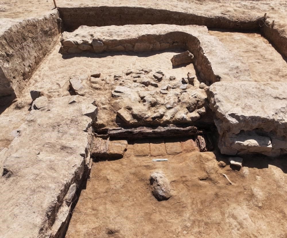 這是都蘭熱水墓群北一區(qū)M37號（“羊圈墓”）祭祀建筑的木質(zhì)門構(gòu)。