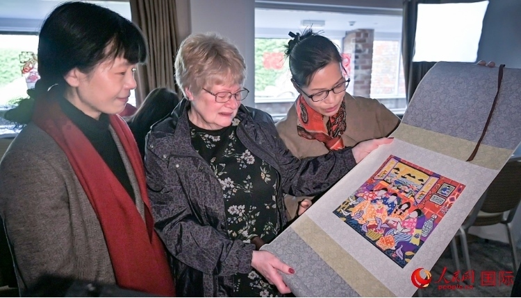 贈(zèng)送舟山漁民畫。人民網(wǎng) 郭錦標(biāo)攝