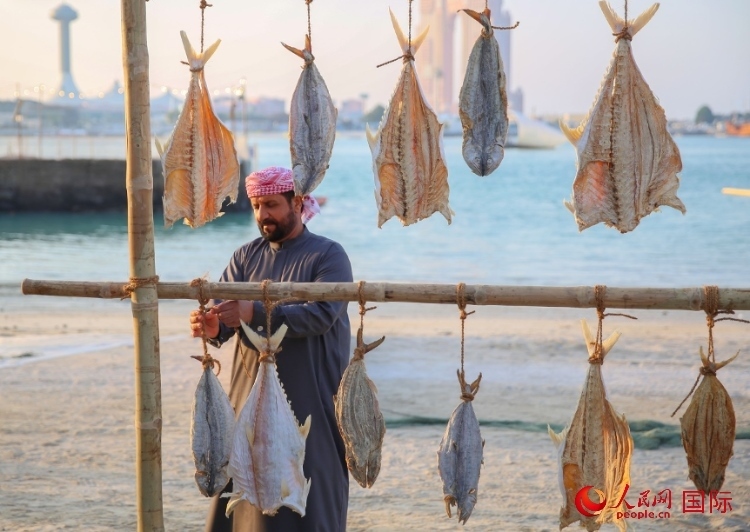  手工藝者展示如何晾曬魚干。人民網(wǎng) 塔里克·易卜拉欣攝