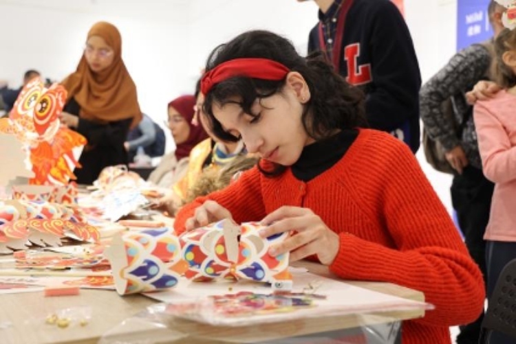 參與者在制作元宵彩燈。拉巴特中國文化中心供圖