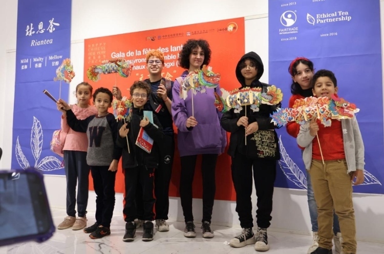 孩子們拿著元宵彩燈合影。拉巴特中國文化中心供圖