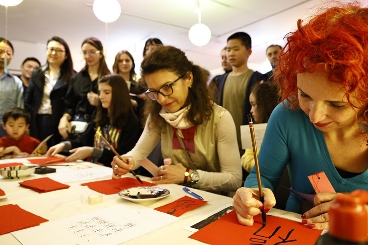 羅馬尼亞觀眾學(xué)習(xí)用毛筆寫“福”字。中國文化中心供圖