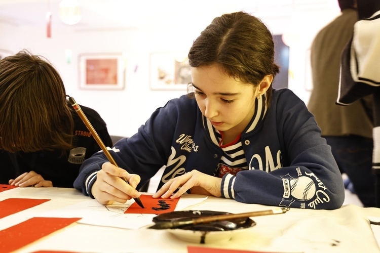 羅馬尼亞小朋友書寫毛筆字。中國文化中心供圖