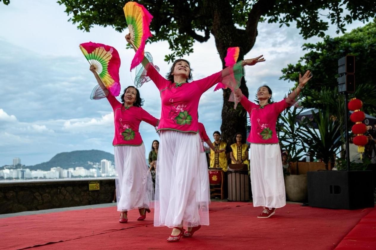 當?shù)貢r間2月24日晚，2024年元宵節(jié)慶?；顒釉诎臀骼锛s熱內(nèi)盧市科帕卡巴納要塞舉辦。巴西山河文化促進中心供圖