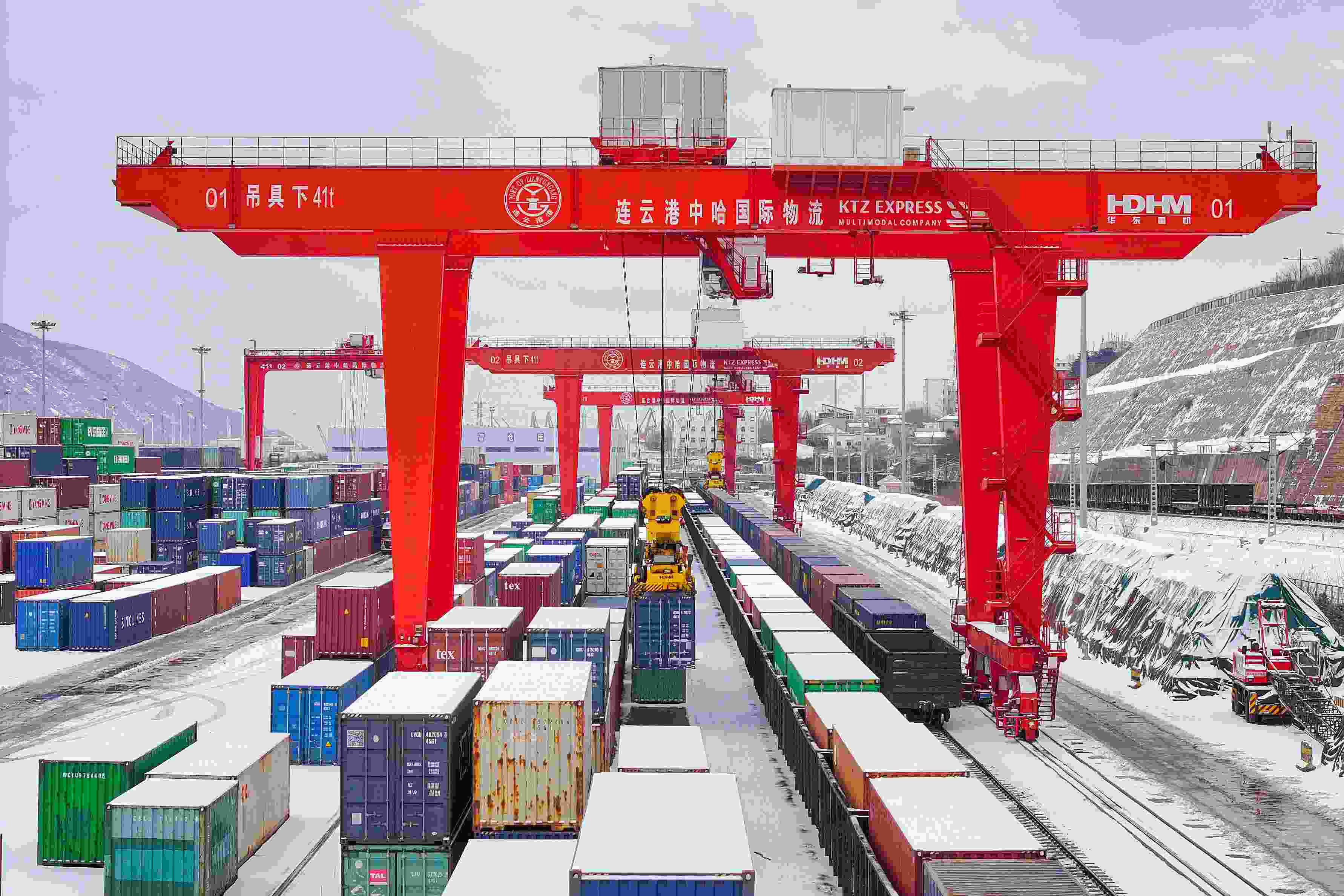 2024年2月22日，江蘇省連云港市中哈連云港物流合作基地，大型機械正在吊裝集裝箱。