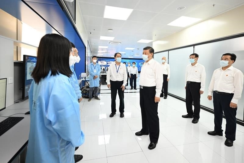 2023年7月6日，習(xí)近平總書記在江蘇南京市考察紫金山實(shí)驗(yàn)室時(shí)，同科研人員親切交流。