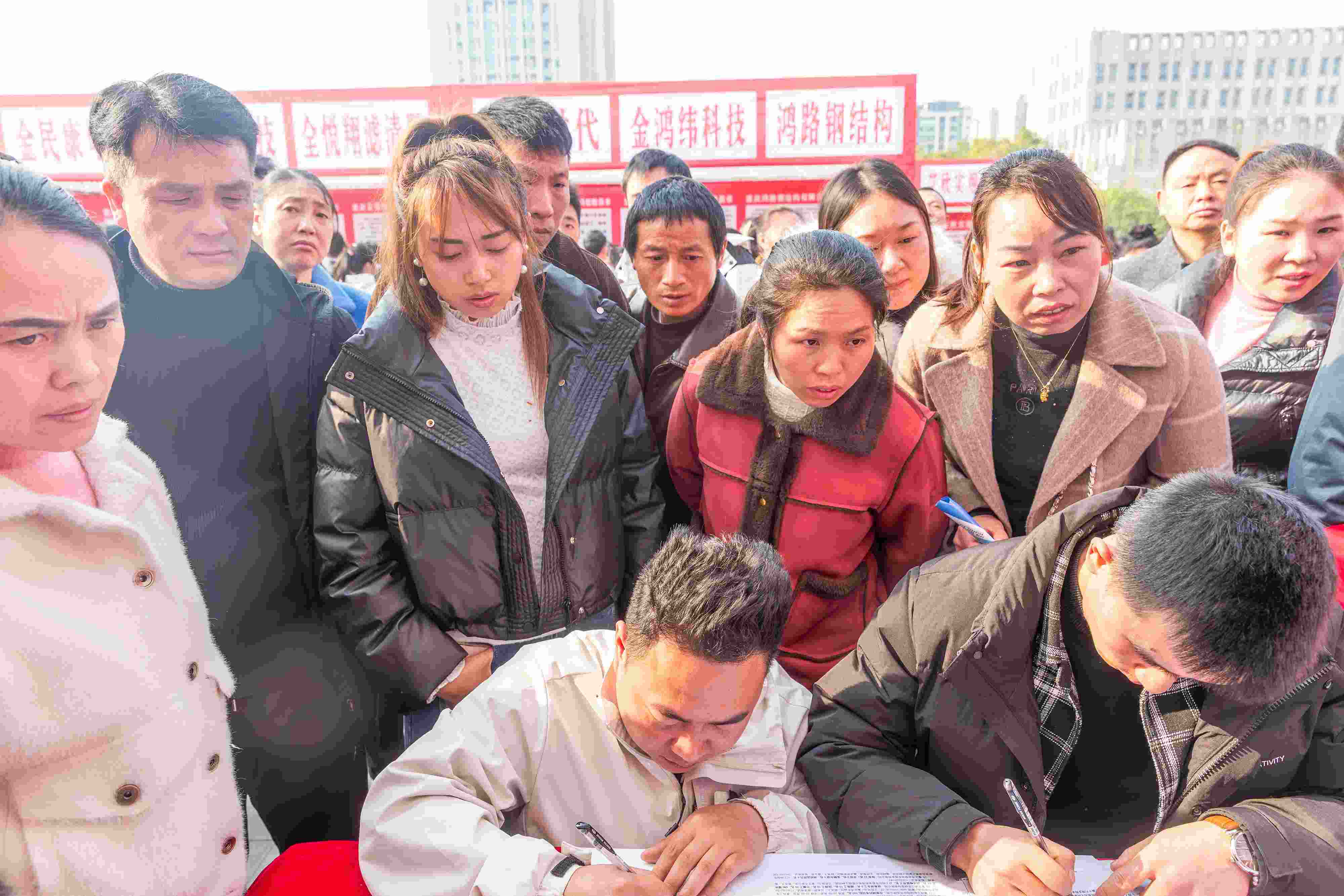 △ 2024年2月19日，重慶市南川區(qū)舉辦2024“春風(fēng)行動(dòng)”招聘會(huì)，為企業(yè)和求職者牽線搭橋，助力務(wù)工人員返崗就業(yè)、企業(yè)復(fù)產(chǎn)復(fù)工。