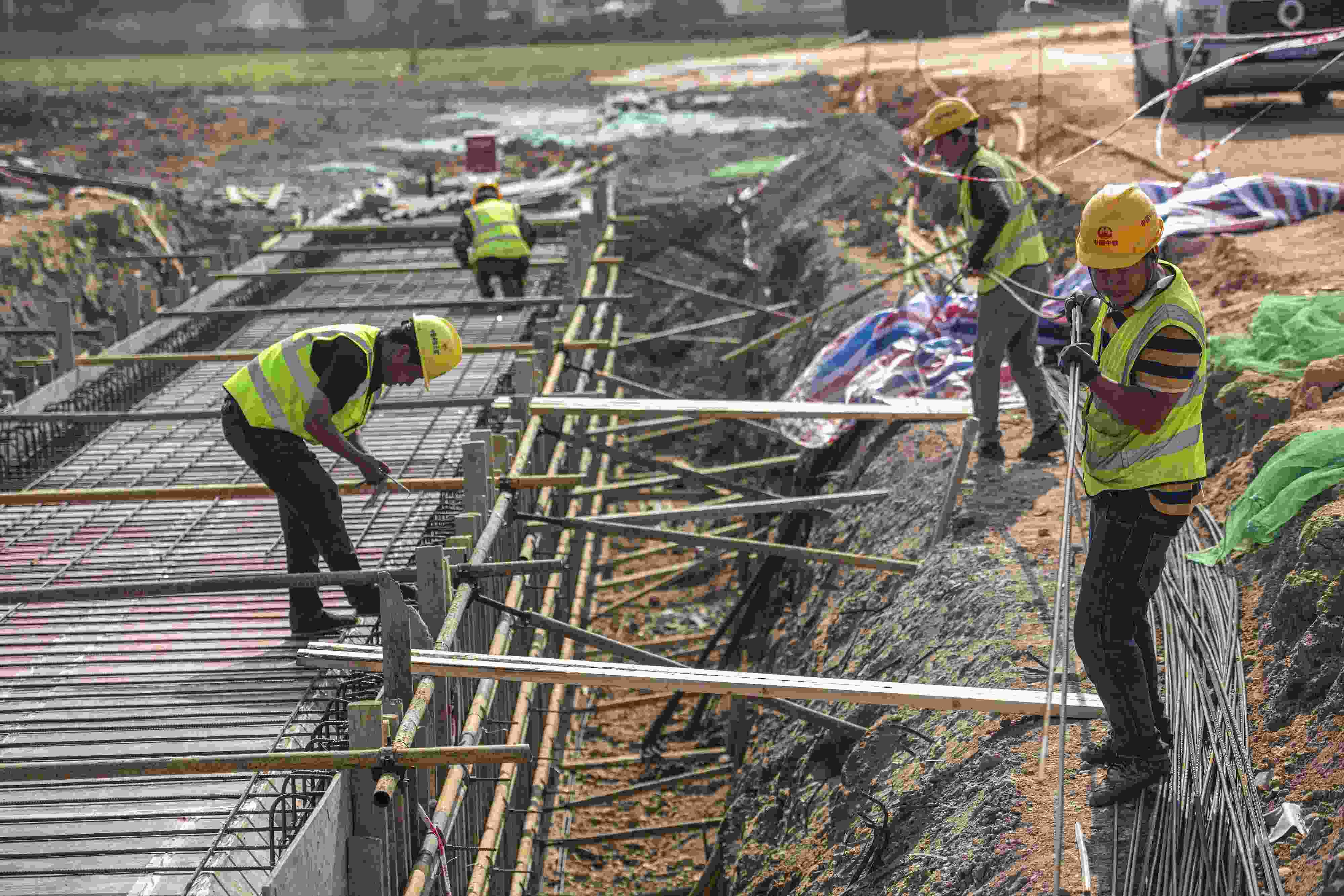 △ 2024年2月20日，海南省瓊海市，工程機(jī)械在博鰲樂城國際醫(yī)療旅游先行區(qū)康健路上加緊施工。