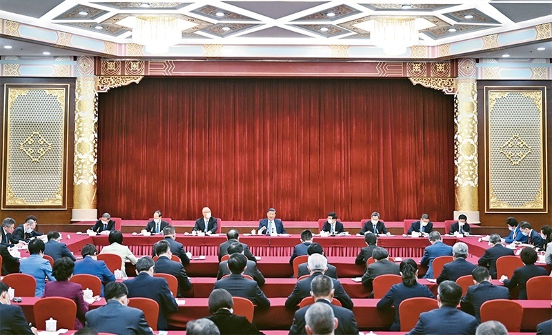 2023年3月6日，中共中央總書記、國家主席、中央軍委主席習近平看望參加全國政協(xié)十四屆一次會議的民建、工商聯(lián)界委員，并參加聯(lián)組會，聽取意見和建議。中共中央政治局常委、全國政協(xié)十四屆一次會議主席團會議主持人王滬寧，中共中央政治局常委蔡奇、丁薛祥參加看望和討論。 新華社記者 謝環(huán)馳/攝