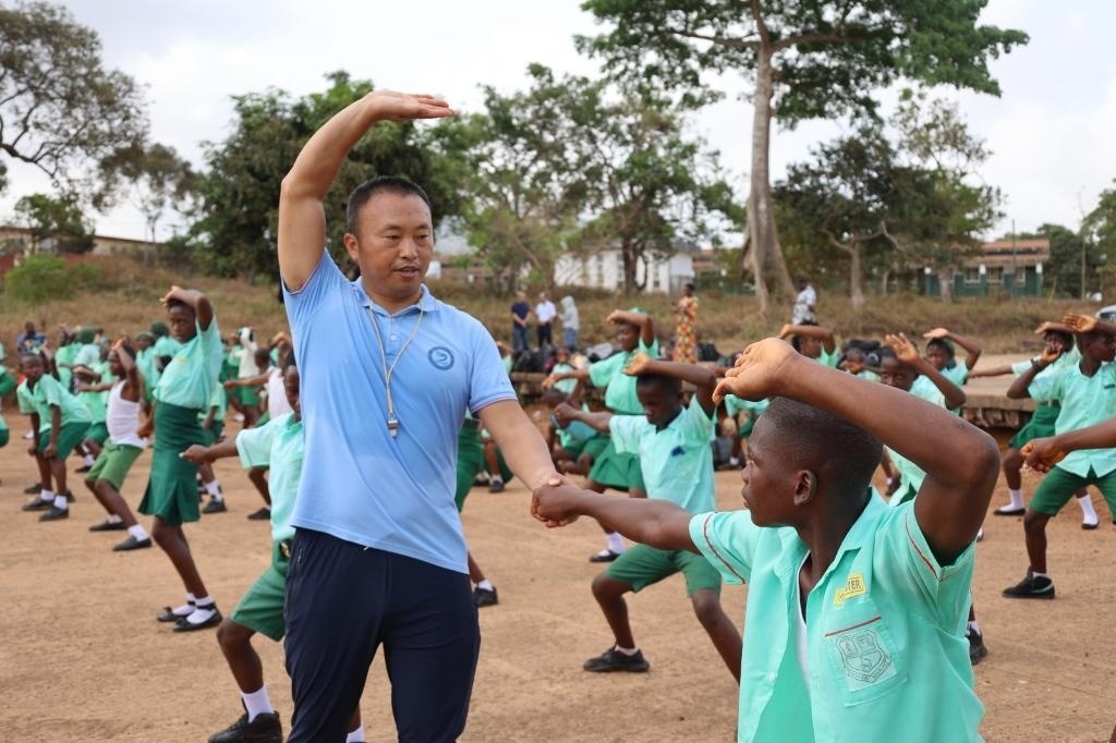 2月20日，在塞拉利昂首都弗里敦，來自塞拉利昂大學(xué)孔子學(xué)院的武術(shù)教師劉偉在為當(dāng)?shù)貙W(xué)生上武術(shù)課。
