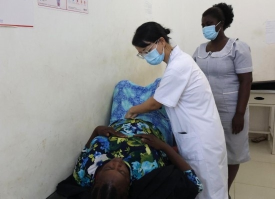 2023年2月27日，在塞拉利昂首都弗里敦，一名中國醫(yī)療隊的醫(yī)生正在為患者檢查身體。