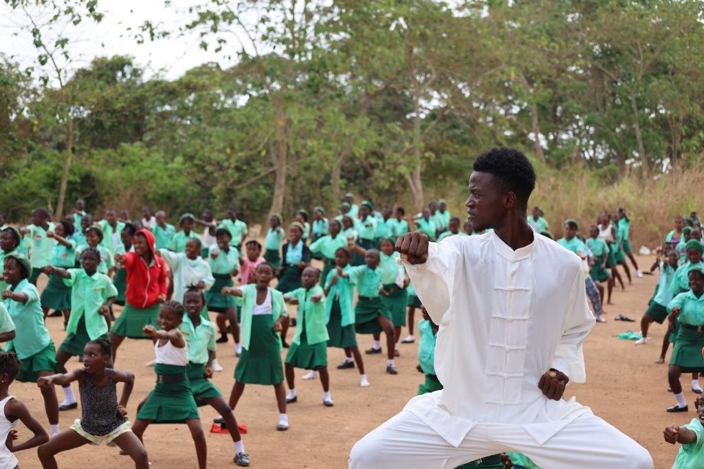 2月20日，在塞拉利昂首都弗里敦，當(dāng)?shù)貙W(xué)生在上武術(shù)課。