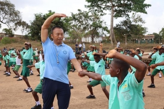 2月20日，在塞拉利昂首都弗里敦，來自塞拉利昂大學孔子學院的武術(shù)教師劉偉在為當?shù)貙W生上武術(shù)課。