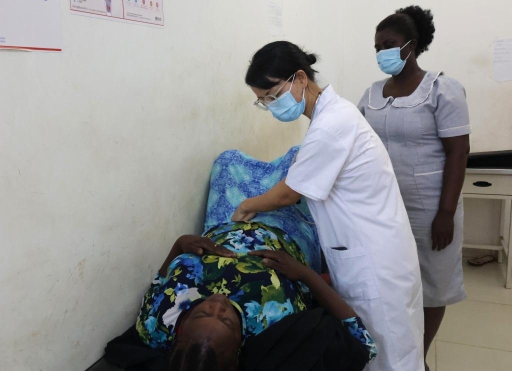 2023年2月27日，在塞拉利昂首都弗里敦，一名中國醫(yī)療隊(duì)的醫(yī)生正在為患者檢查身體。