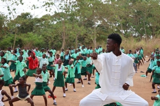 2月20日，在塞拉利昂首都弗里敦，當?shù)貙W生在上武術(shù)課。