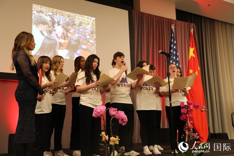 馬斯卡廷中學(xué)的學(xué)生們還深情演唱了表現(xiàn)中美兩國人民友誼的歌曲《情緣留住永恒的記憶》。 人民網(wǎng)記者 李志偉攝