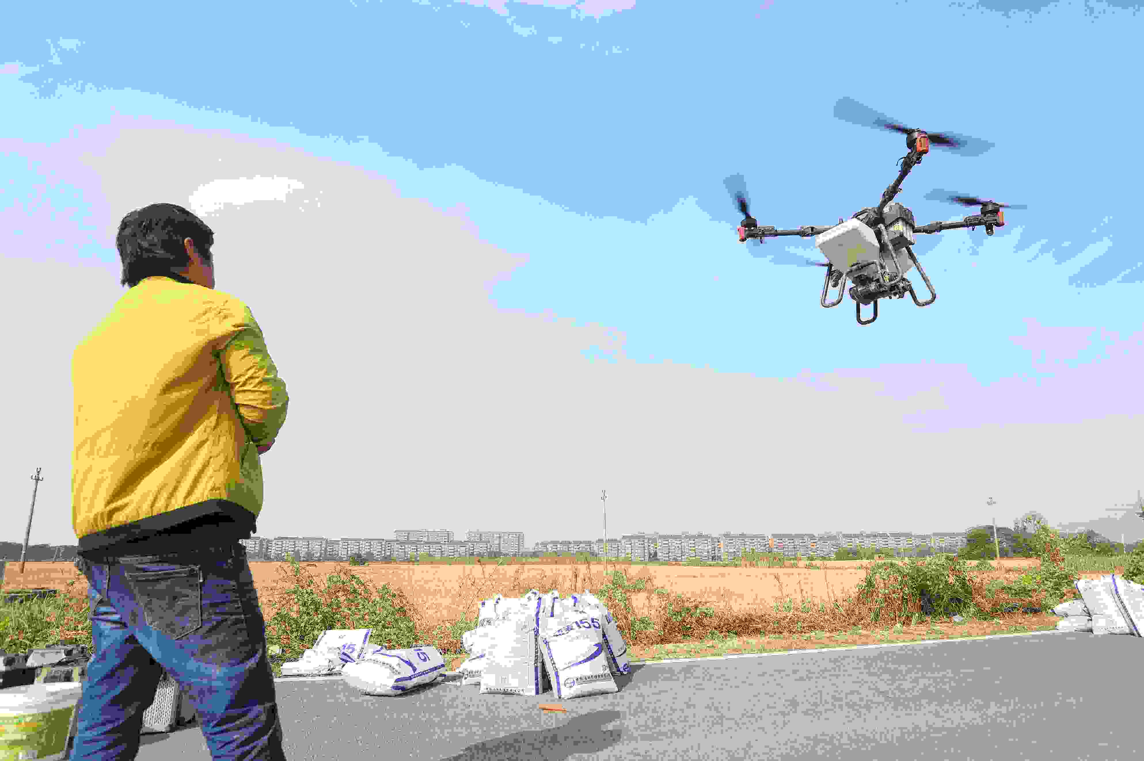 2023年11月15日，浙江嘉興，南湖區(qū)七星街道一處農(nóng)田里，農(nóng)民操縱無人機(jī)進(jìn)行冬小麥飛播。