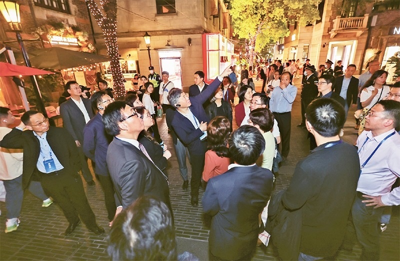 2023年4月18日，全國無黨派人士考察團來到位于上海市黃浦區(qū)的上海新天地開放式街區(qū)考察夜經(jīng)濟。 新華社記者 王翔/攝