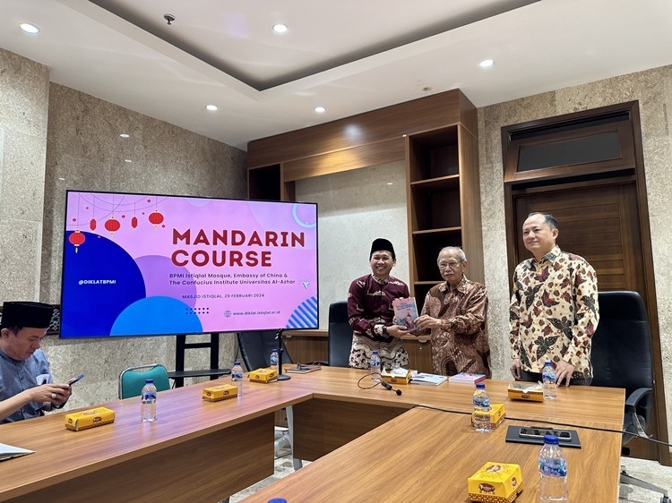 阿拉扎大學(xué)孔子學(xué)院向獨(dú)立清真寺贈書。阿拉扎大學(xué)孔子學(xué)院供圖