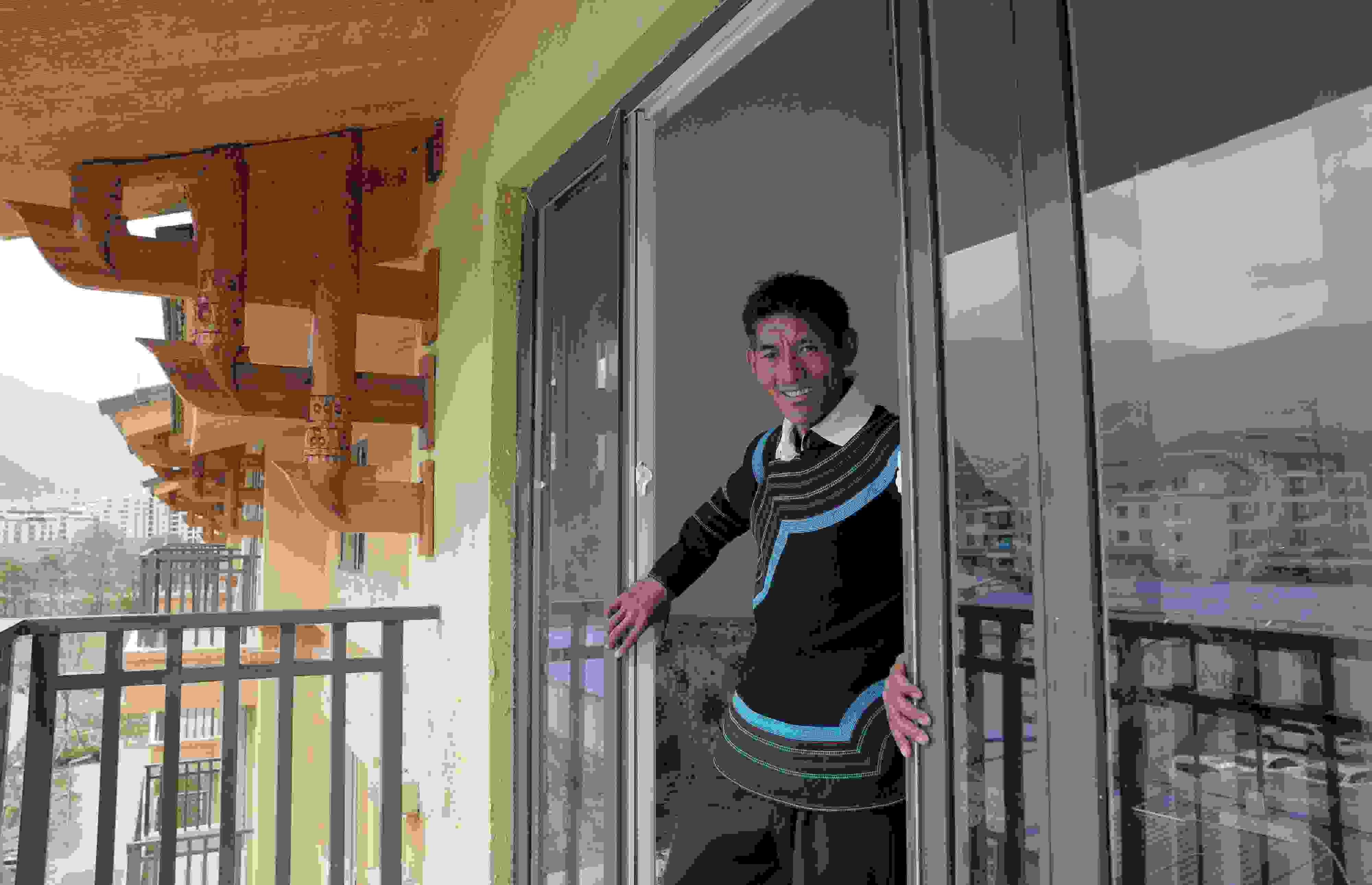 2020年5月14日，四川涼山彝族自治州昭覺縣，“懸崖村”村民某色伍哈入住新房。