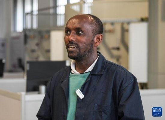 2月15日，在亞的斯亞貝巴的埃塞俄比亞聯(lián)邦職業(yè)技術(shù)培訓(xùn)學(xué)院，魯班工坊當?shù)亟處熂s納斯·阿凱萊（中文名艾友涵）接受新華社采訪。