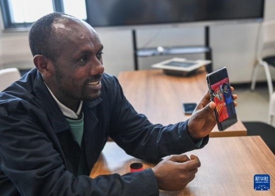 2月15日，在亞的斯亞貝巴的埃塞俄比亞聯(lián)邦職業(yè)技術(shù)培訓(xùn)學(xué)院，魯班工坊當?shù)亟處熂s納斯·阿凱萊（中文名艾友涵）展示在中國學(xué)習(xí)時的照片。