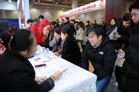 求職者與用人單位溝通交流。新華社記者 張博群 攝