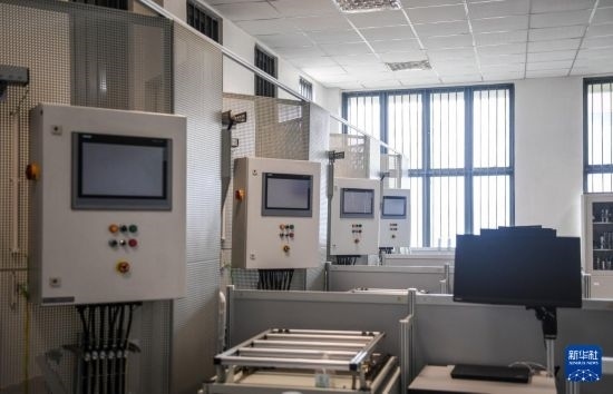 這是2月15日在亞的斯亞貝巴的埃塞俄比亞聯(lián)邦職業(yè)技術(shù)培訓(xùn)學(xué)院魯班工坊內(nèi)拍攝的機電一體化設(shè)備。