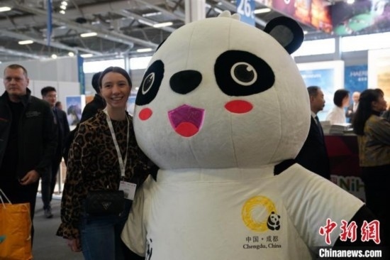 3月5日，2024年柏林國際旅游交易會(ITB)在柏林會展中心拉開帷幕。以“你好！中國”為主題的中國展區(qū)當(dāng)日亮相展會。圖為觀眾與大熊貓人偶合影。中新社記者 馬秀秀 攝