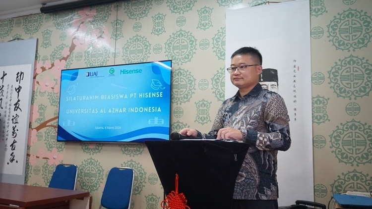 海信印尼公司總經(jīng)理李現(xiàn)委致辭。阿拉扎大學(xué)孔子學(xué)院供圖