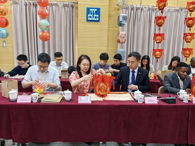 燈籠文化交流活動現(xiàn)場。中建國際中西非公司供圖