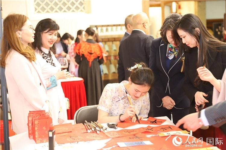 現(xiàn)場(chǎng)書法體驗(yàn)。人民網(wǎng)記者 霍文攝