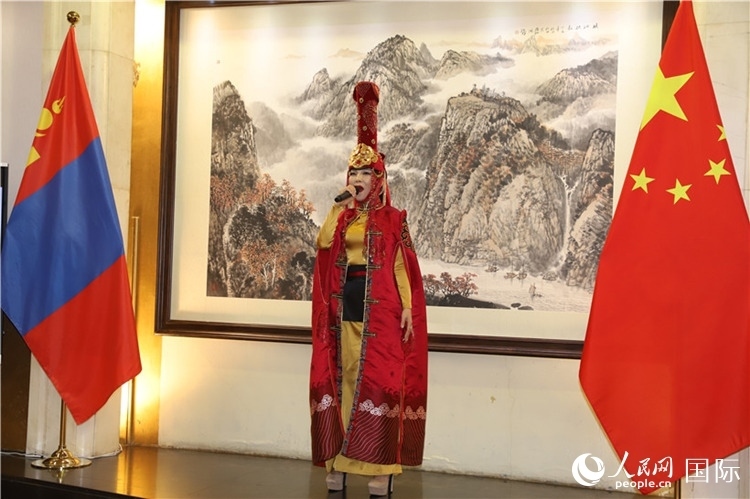 呼麥演唱。人民網(wǎng)記者 霍文攝