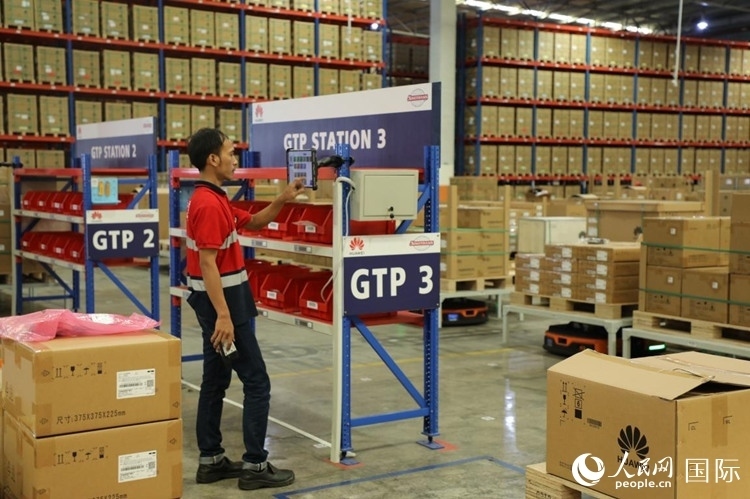 華為5G智能倉庫里，工作人員正在利用智能系統(tǒng)辦公。人民網(wǎng)記者 曹師韻攝