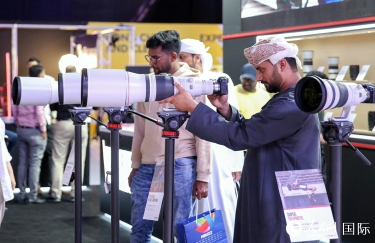參觀者在體驗(yàn)攝影設(shè)備。人民網(wǎng)塔里克·易卜拉欣攝
