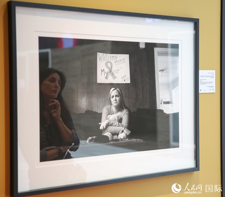 一名觀眾在觀賞攝影作品。人民網(wǎng)塔里克·易卜拉欣攝