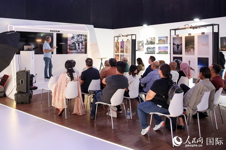 觀眾在參加攝影講座。人民網(wǎng)塔里克·易卜拉欣攝