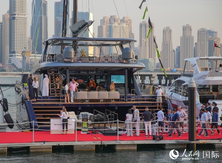 觀眾在參觀游艇。人民網(wǎng) 塔里克·易卜拉欣攝